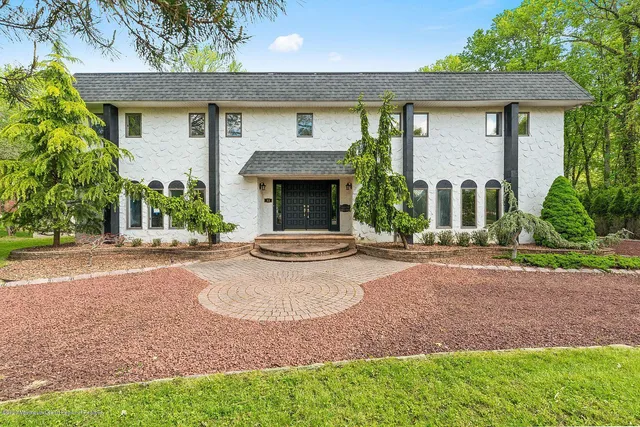 a view of a house with yard and plants