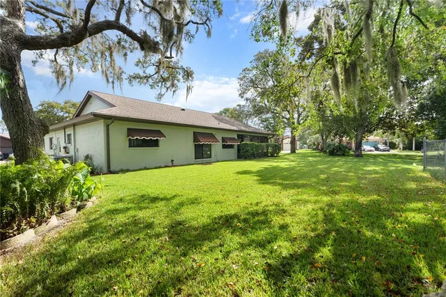 a view of a house with backyard and garden
