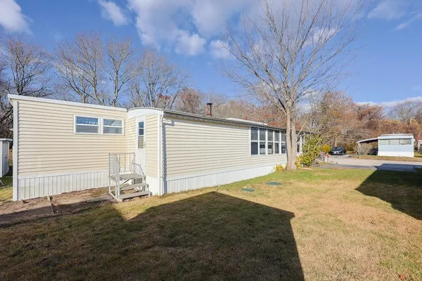a view of a big room with garage