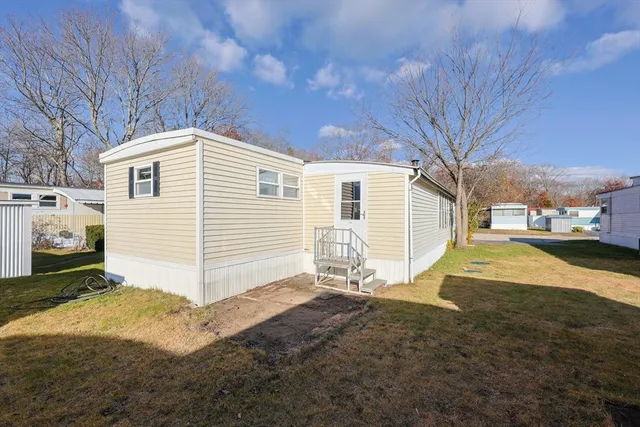 a view of a house with backyard