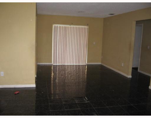 10870 Eureka Street Boca Raton, FL 33428 - Photo 2 of 5 Living Room