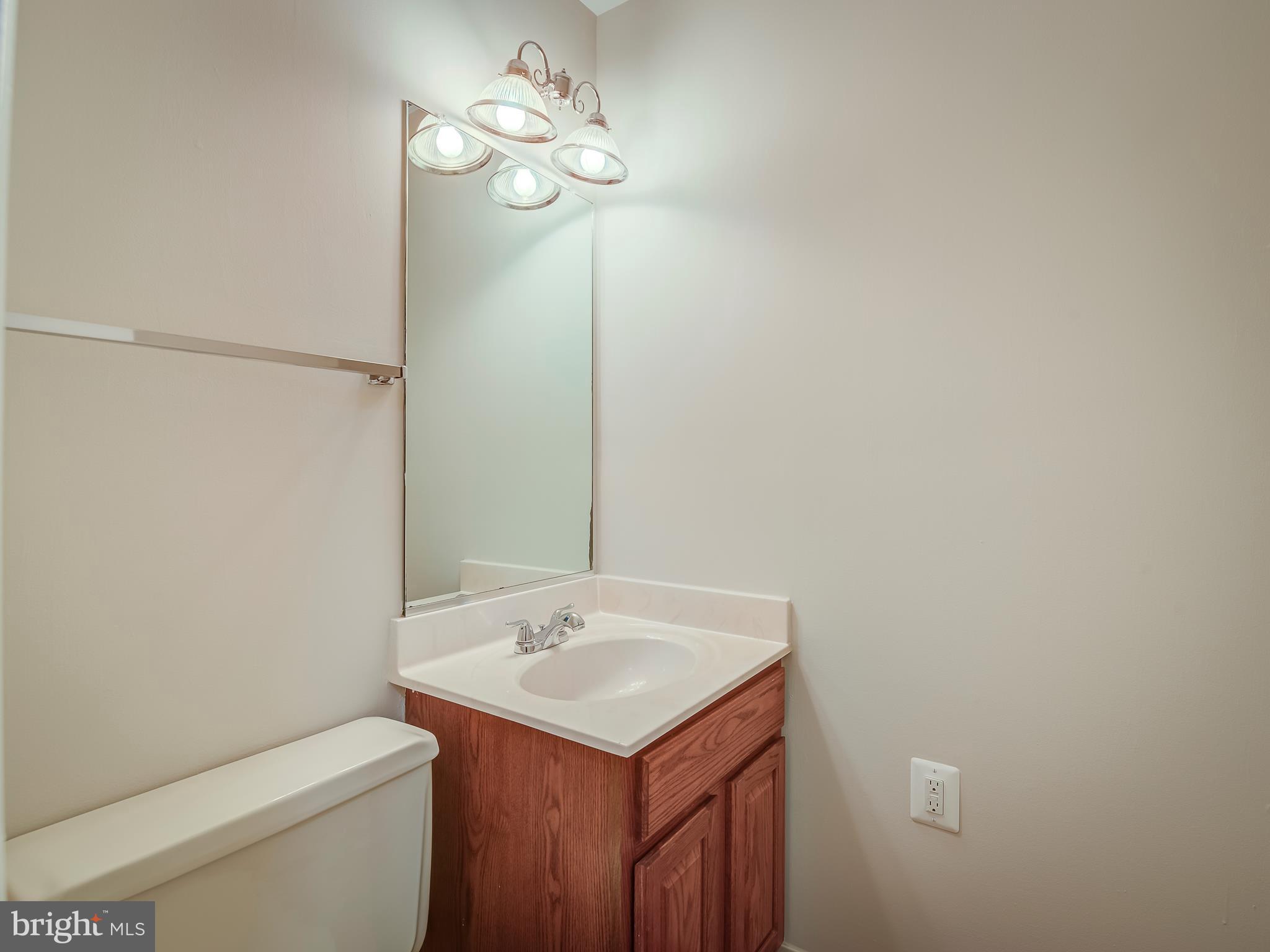 2058 Golf Course Drive Reston, VA 20191 - Photo 5 of 33 Main level guest bathroom