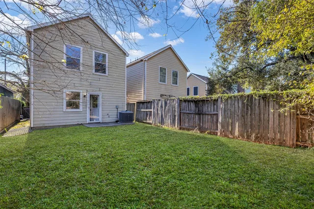 a view of a house with backyard