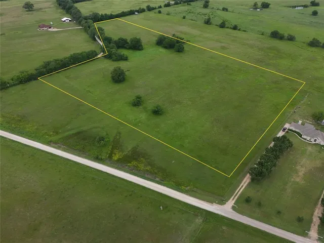a view of a tennis court
