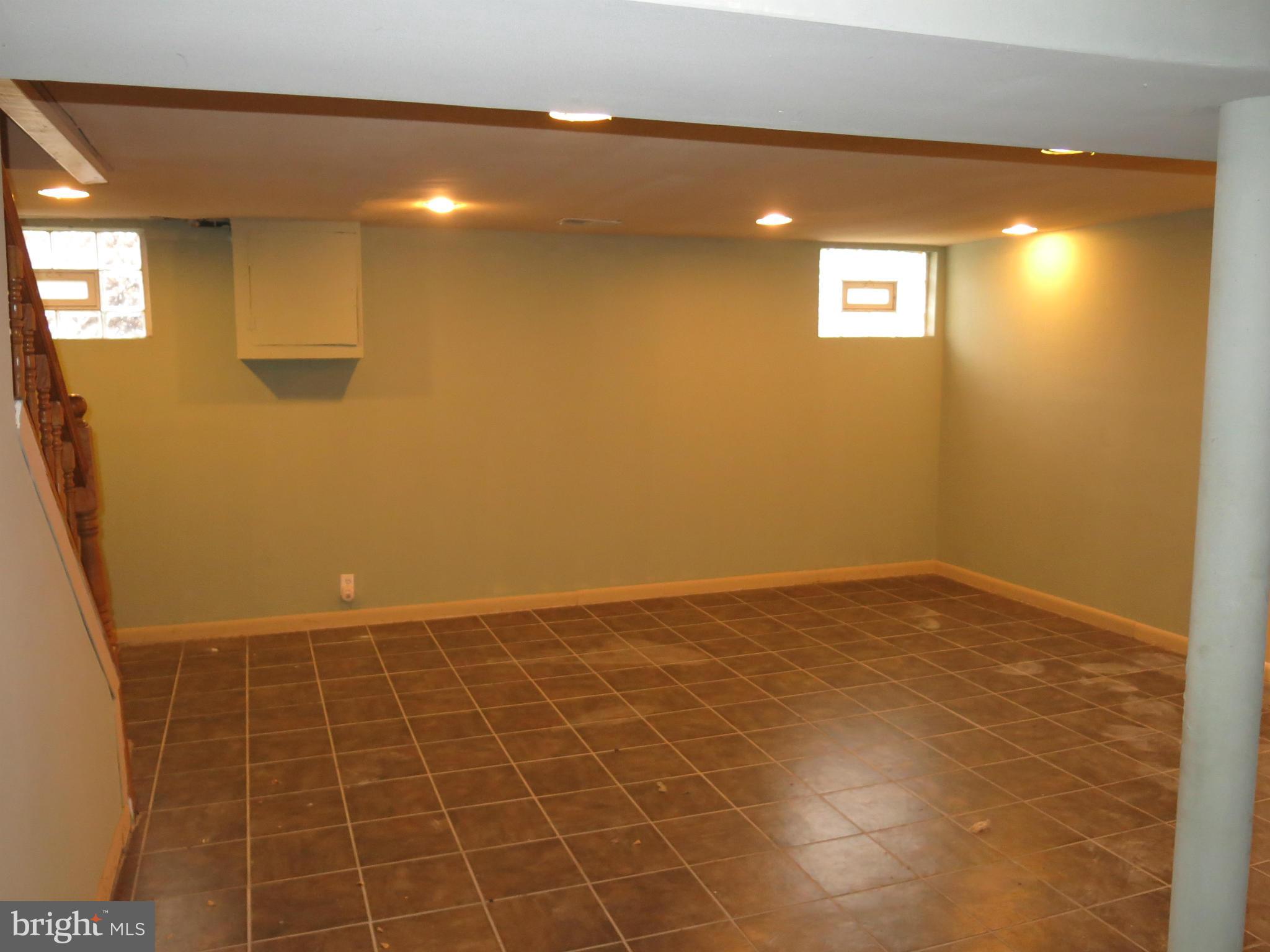 5807 Falkirk Road Baltimore, MD 21239 - Photo 11 of 16 Family Room
