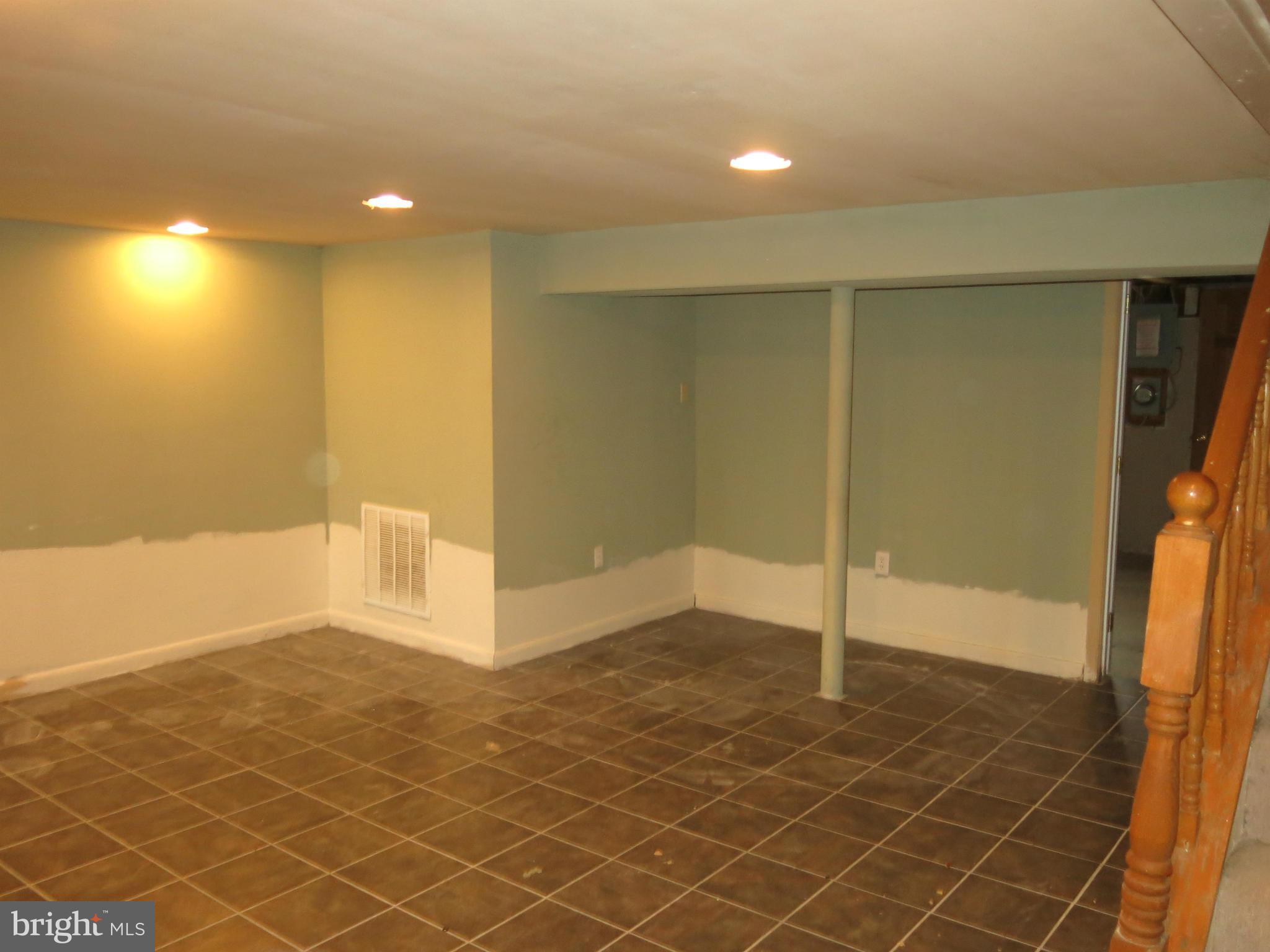 5807 Falkirk Road Baltimore, MD 21239 - Photo 12 of 16 Family Room