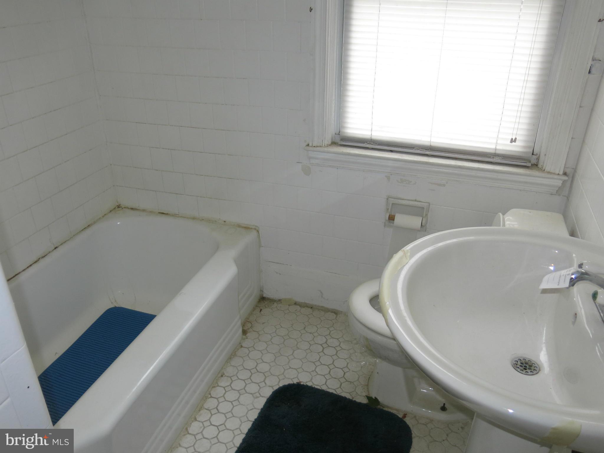 5807 Falkirk Road Baltimore, MD 21239 - Photo 10 of 16 Bath