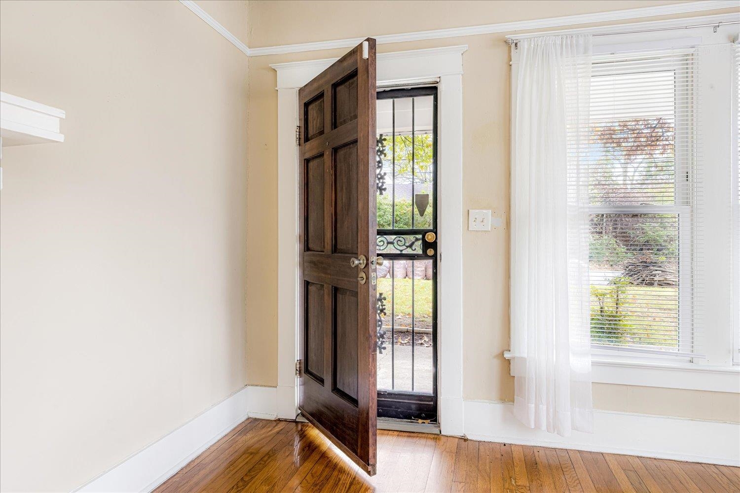 133 South Fenwick Road Memphis, TN 38111 - Photo 3 of 21 a view of entryway with wooden floor