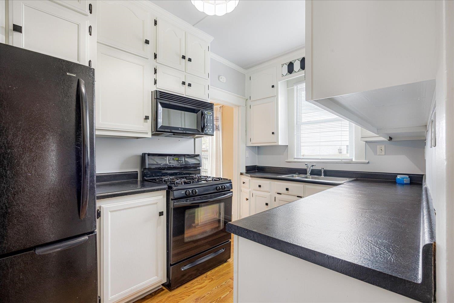 133 South Fenwick Road Memphis, TN 38111 - Photo 8 of 21 a kitchen with a refrigerator stove and microwave