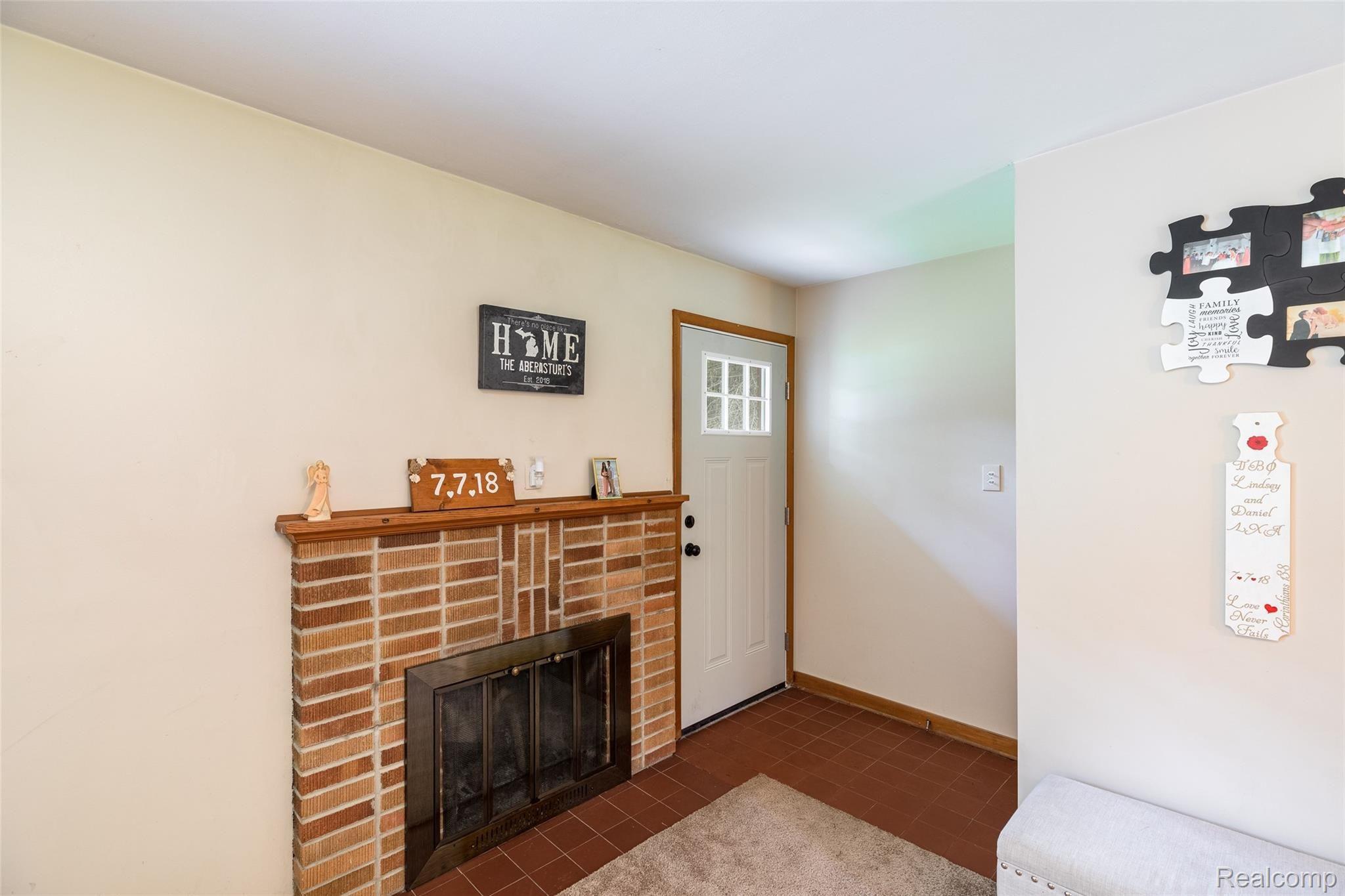 755 West Livingston Road Highland, MI 48357 - Photo 5 of 35 11.Foyer