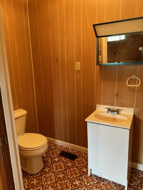 3950 Viola Road McMinnville, TN 37110 - Photo 23 of 26 a bathroom with a toilet and a sink