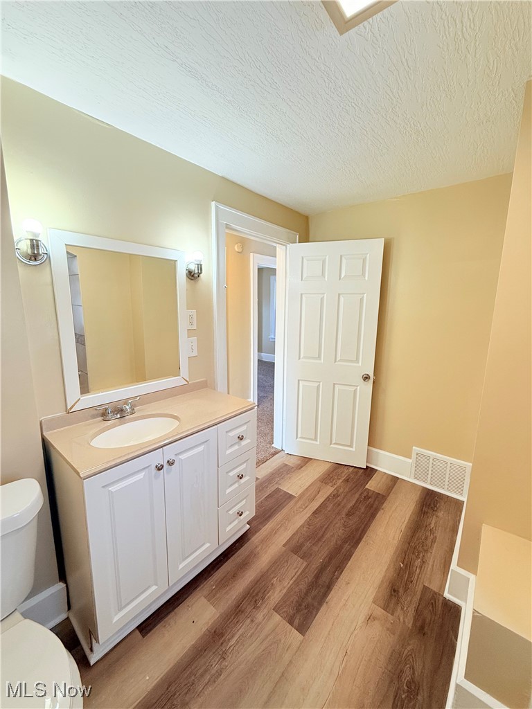 649 Inman Street Akron, OH 44306 - Photo 13 of 16 Large full bath on second floor.