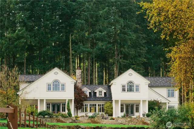 a view of residential houses with yard and green space