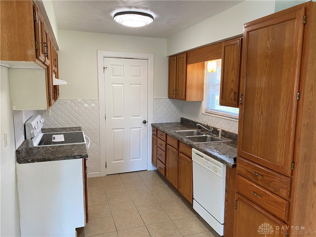 7911 Melody Road Clayton, OH 45415 - Photo 7 of 19