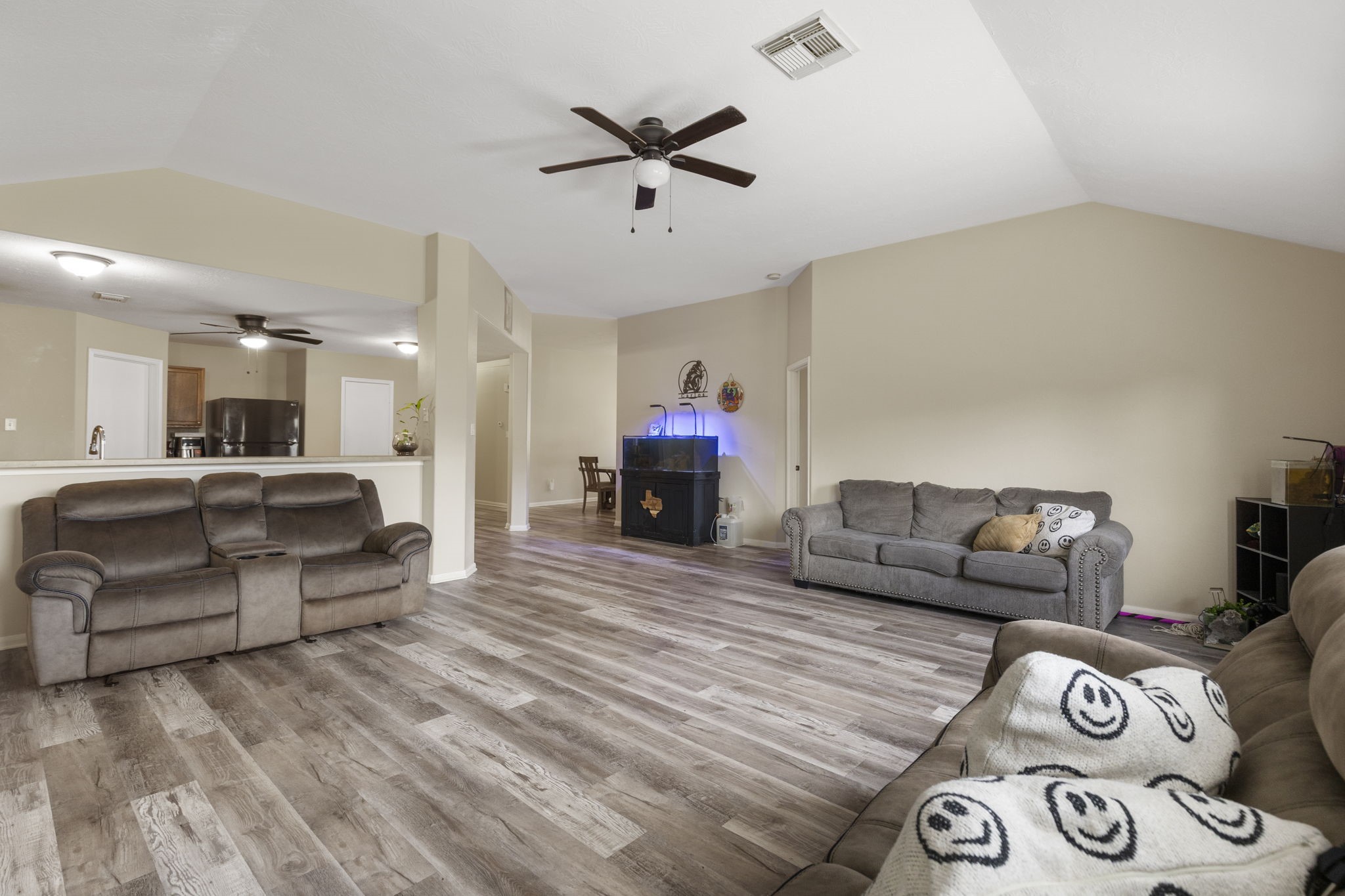 29106 Foxingham Circle Spring, TX 77386 - Photo 20 of 47 a living room with furniture and kitchen view