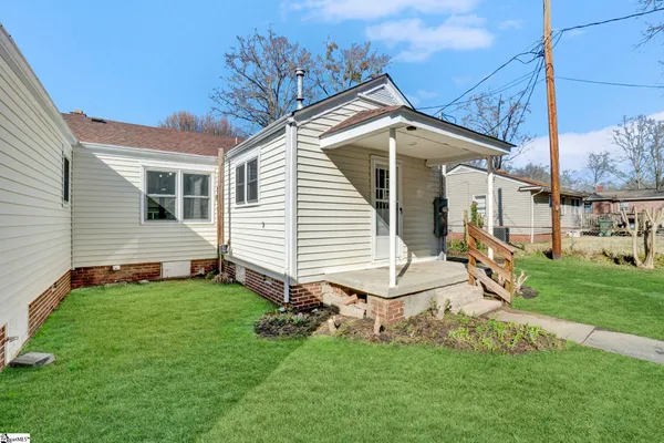 $299,900 | 207 Elm Street, Clinton, SC 29325