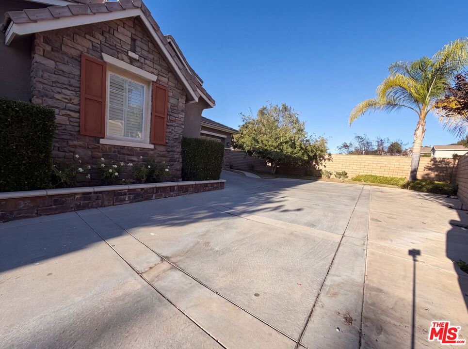 25701 Chestnut Way Stevenson Ranch, CA 91381 - Photo 30 of 35 Gallery Image 30