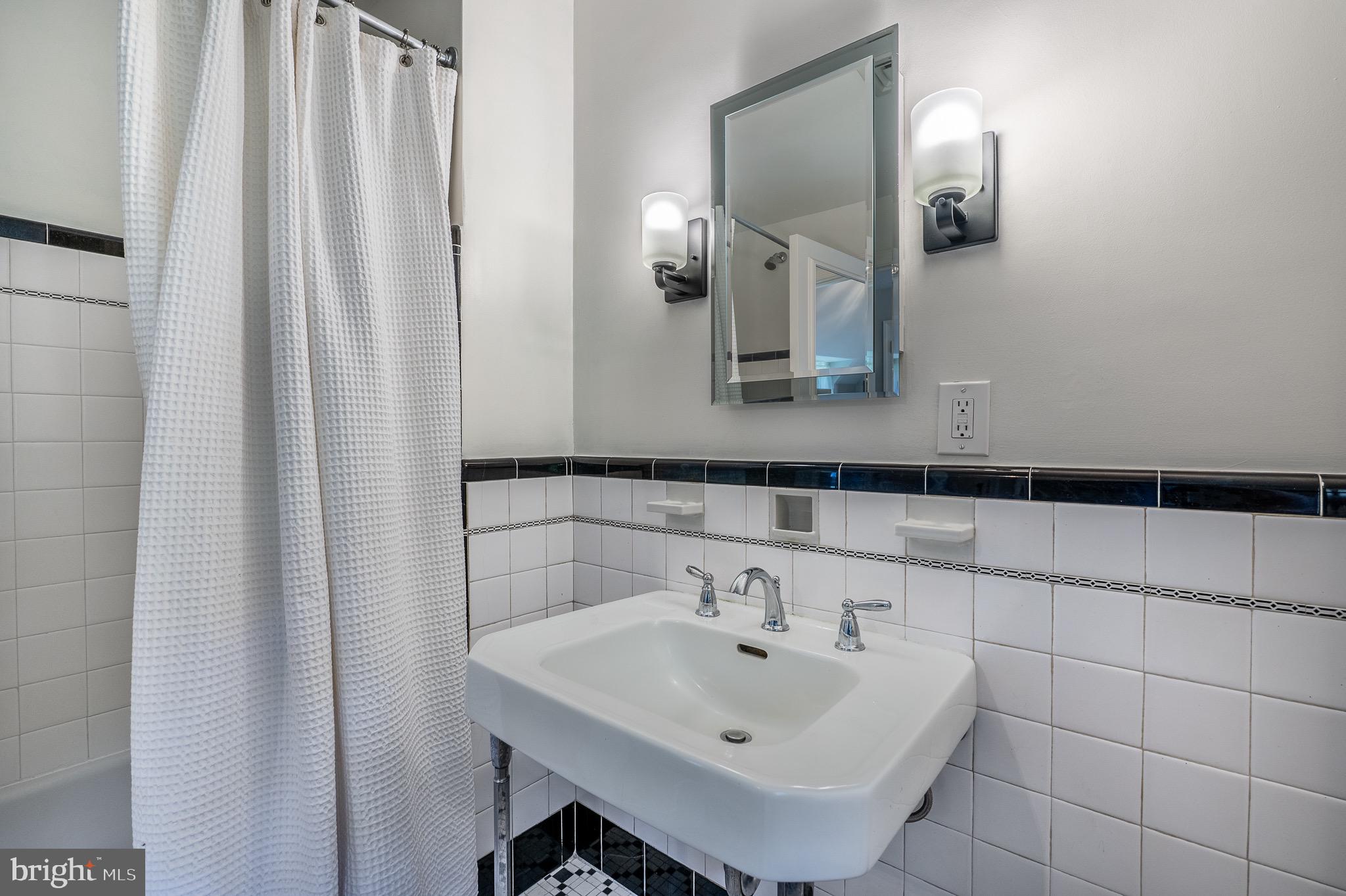 105 Stratford Road Wallingford, PA 19086 - Photo 25 of 40 Primary Bath