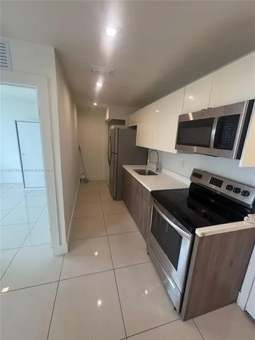 $2,100 | 829 Southwest 18th Avenue, Unit 210, Miami, FL 33135