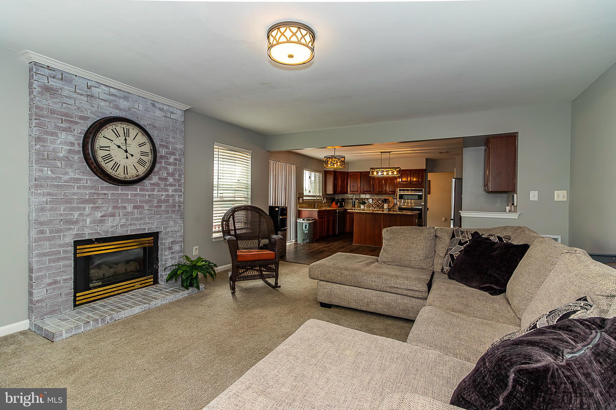 15521 Wheatfield Road Woodbridge, VA 22193 - Photo 8 of 39 Family room with gas logs