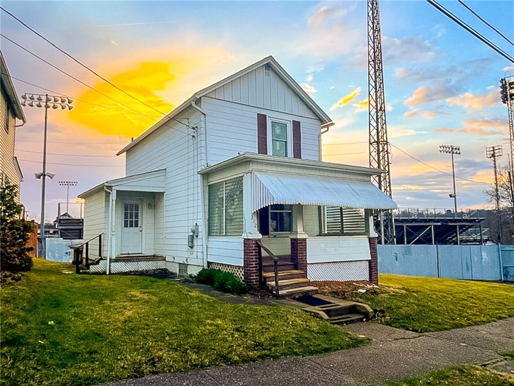 a view of a house with backyard