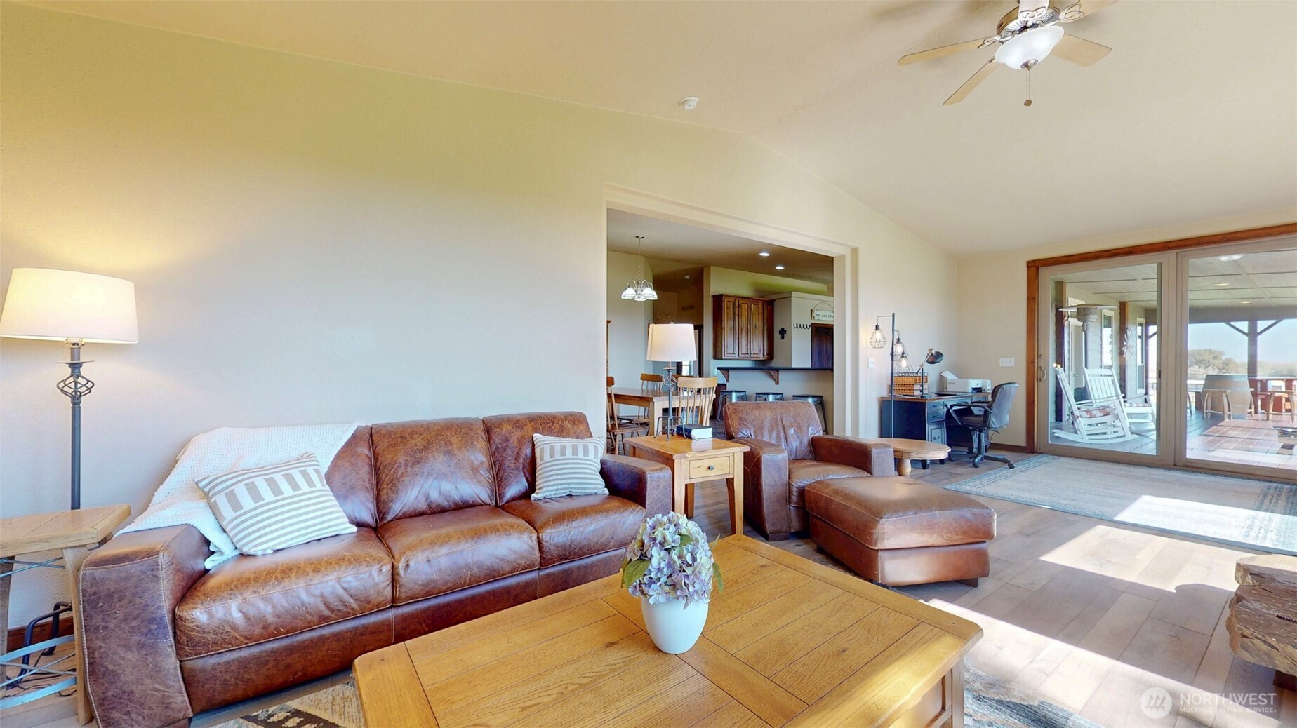 1461 Sheffield Road Mesa, WA 99343 - Photo 16 of 40 a living room with furniture
