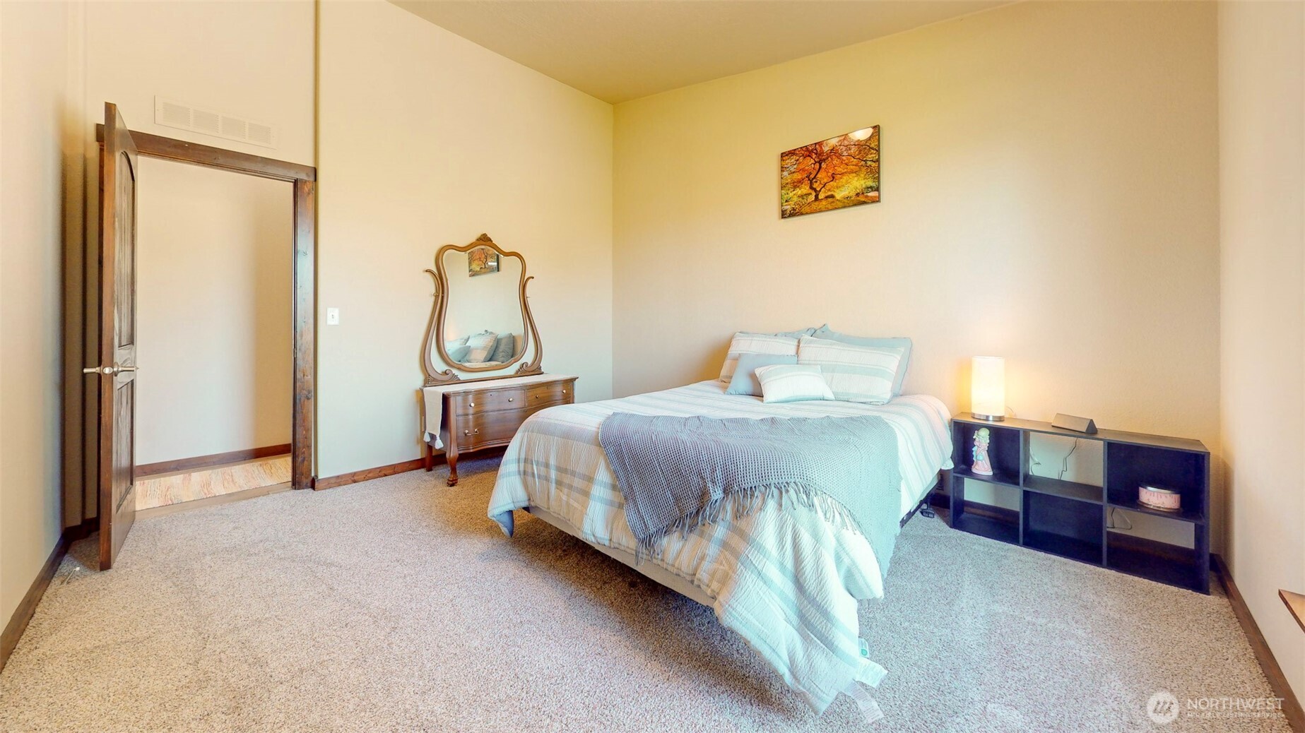 1461 Sheffield Road Mesa, WA 99343 - Photo 27 of 40 a bedroom with a bed and dresser