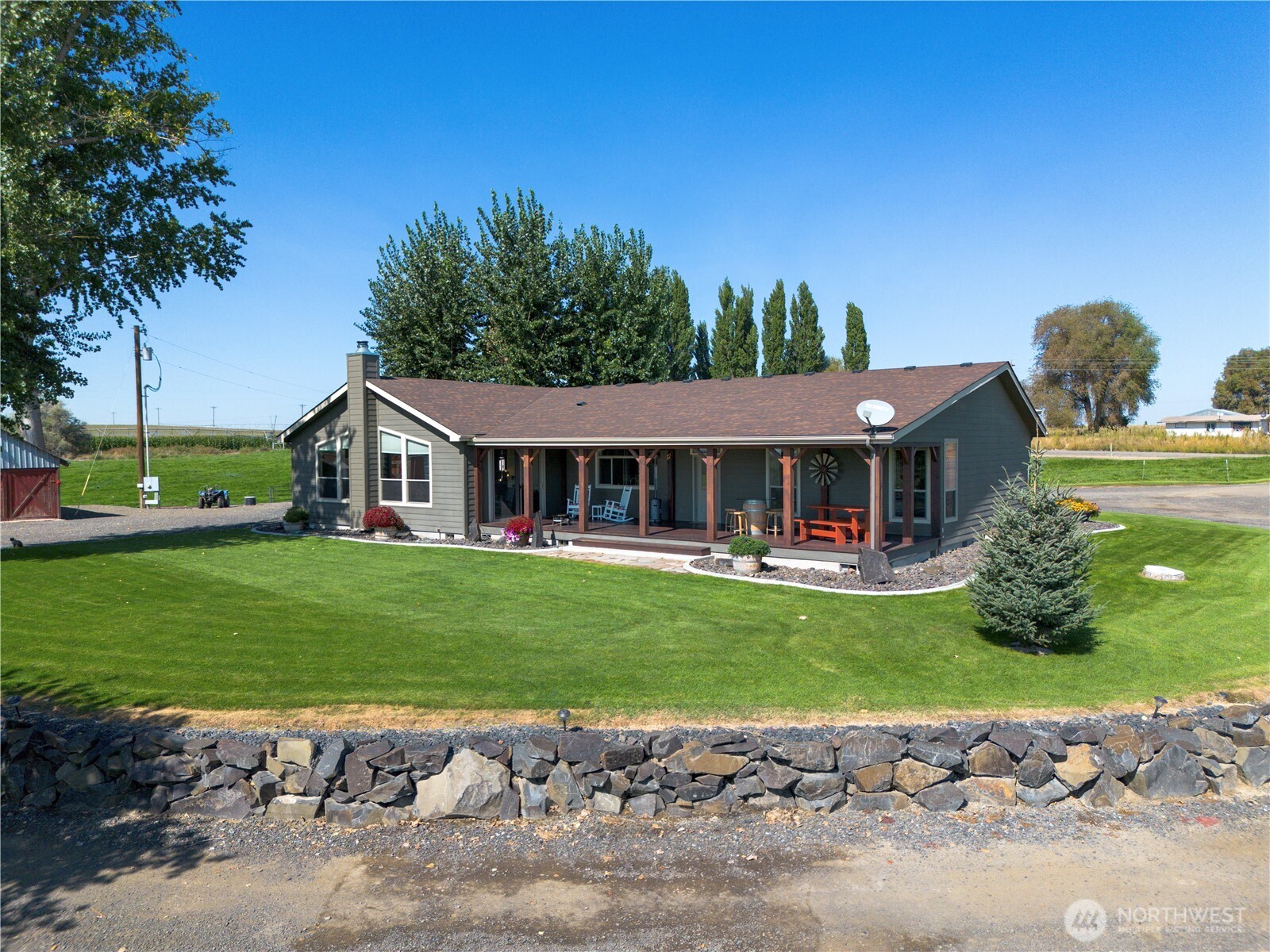 1461 Sheffield Road Mesa, WA 99343 - Photo 3 of 40 a front view of a house with garden