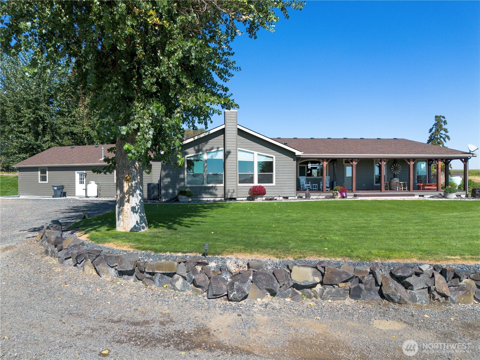 1461 Sheffield Road Mesa, WA 99343 - Photo 4 of 40 a front view of a house with a garden