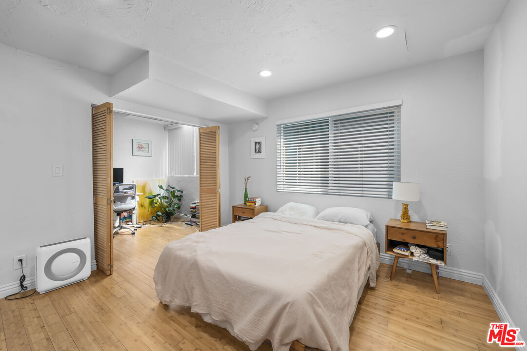 23 Buccaneer Street Marina del Rey, CA 90292 - Photo 12 of 39 a spacious bedroom with a bed and a table