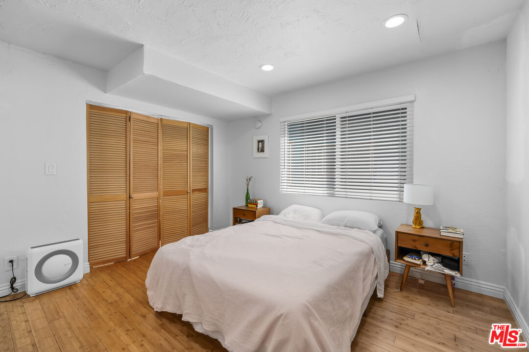 23 Buccaneer Street Marina del Rey, CA 90292 - Photo 15 of 39 a bedroom with a bed and a window