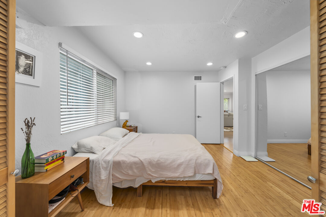 23 Buccaneer Street Marina del Rey, CA 90292 - Photo 16 of 39 a bedroom with a bed and a window
