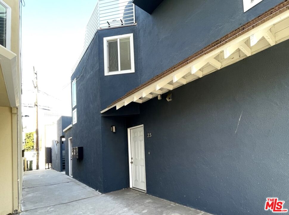 23 Buccaneer Street Marina del Rey, CA 90292 - Photo 20 of 39 a view of entryway