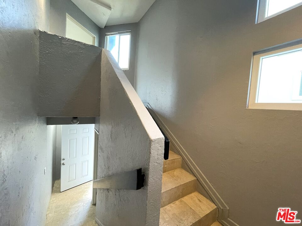 23 Buccaneer Street Marina del Rey, CA 90292 - Photo 23 of 39 a view of entryway