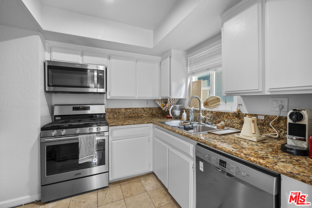 23 Buccaneer Street Marina del Rey, CA 90292 - Photo 10 of 39 a kitchen with sink a microwave and cabinets