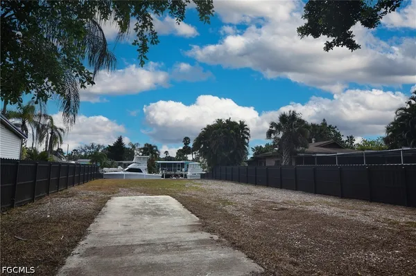 a view of a backyard