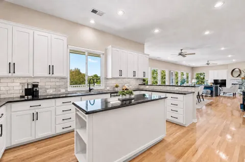 $809,900 | 209 Overlook Court, Georgetown, TX 78628