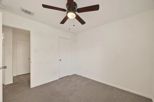 en empty room with ceiling fan