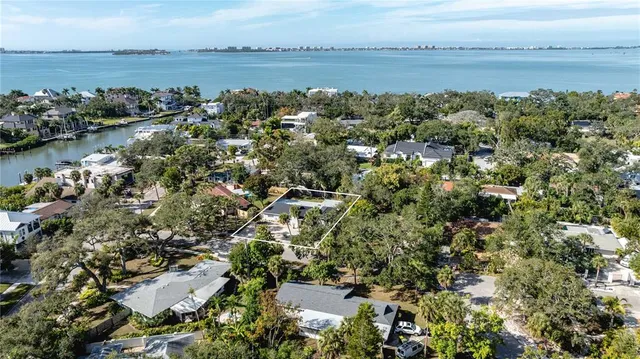 $800,000 | 2019 Chippawa Place, Sarasota, FL 34234