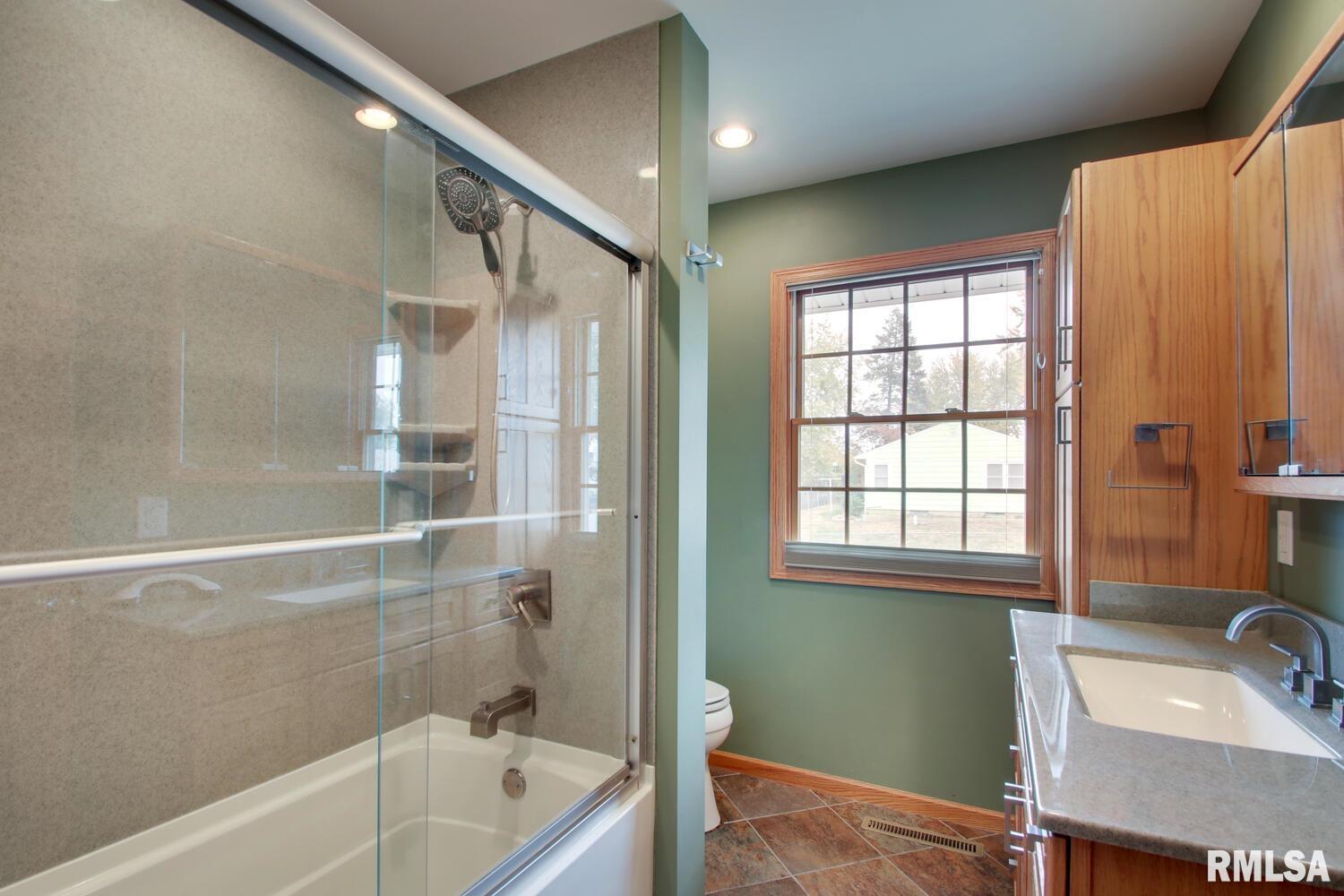 3031 Lawrence Road Quincy, IL 62301 - Photo 4 of 10 Gallery Image 4