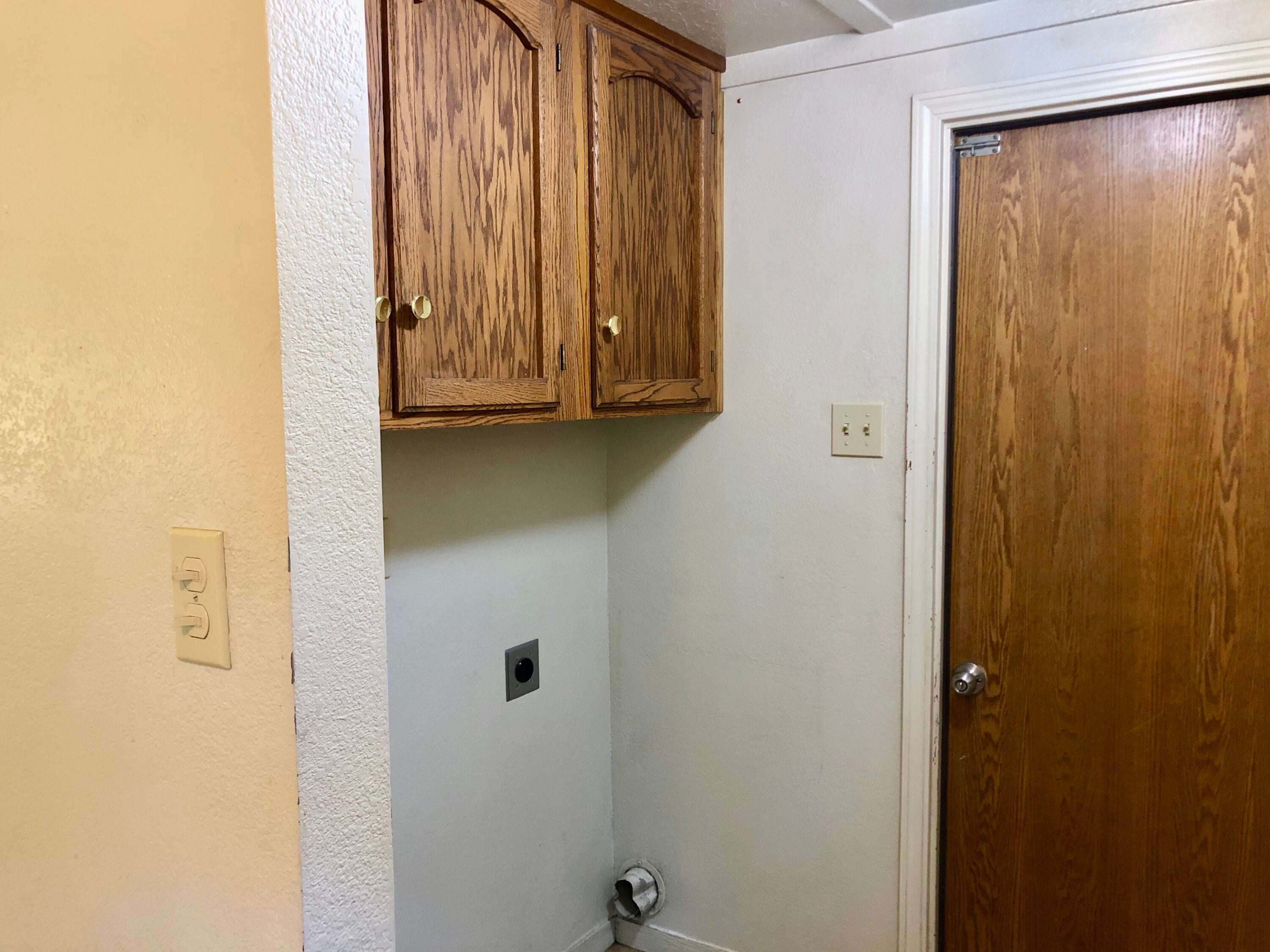 15974 Jackpine Road La Pine, OR 97739 - Photo 19 of 29 Laundry and east entry