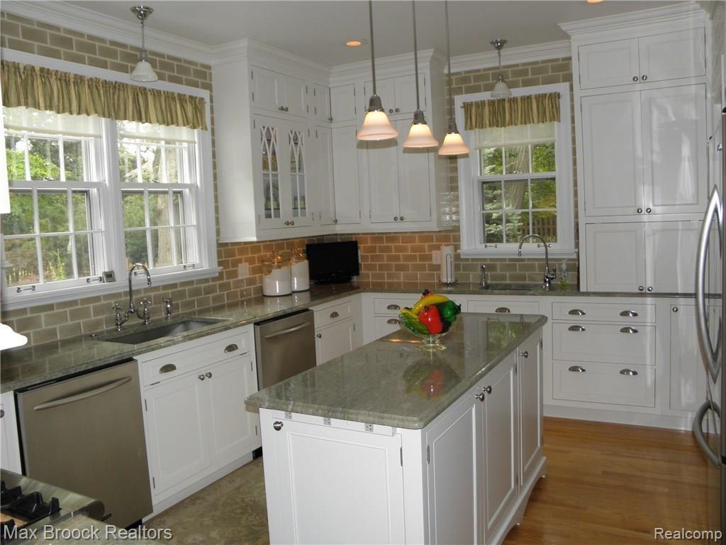 19310 Berkeley Road Detroit, MI 48221 - Photo 9 of 20