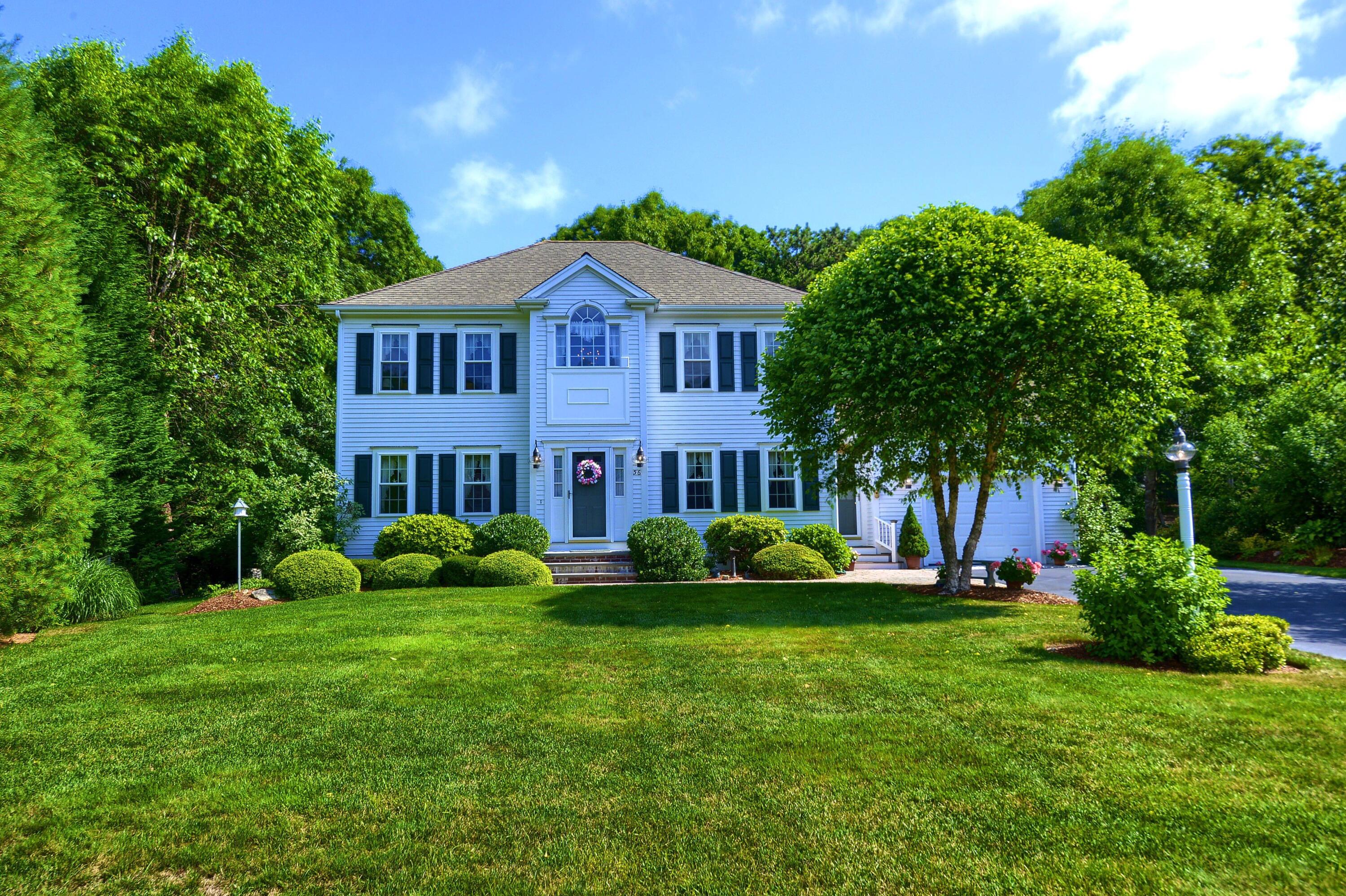 a view of a house with a yard