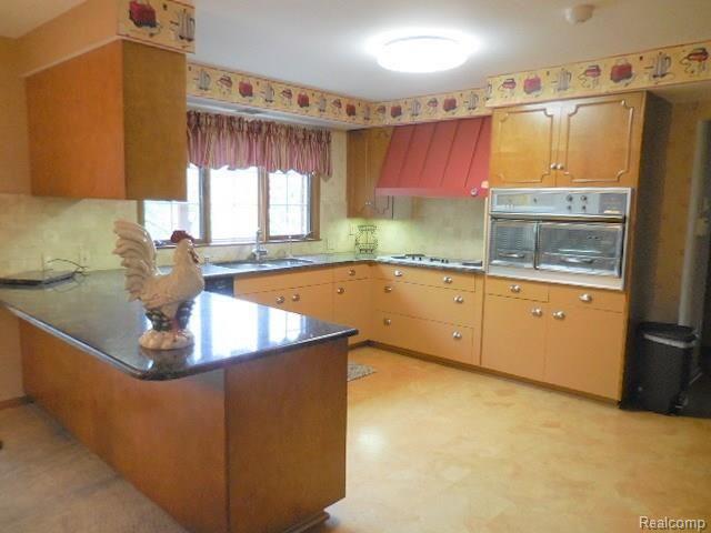 25551 Wykeshire Road Farmington Hills, MI 48336 - Photo 4 of 46