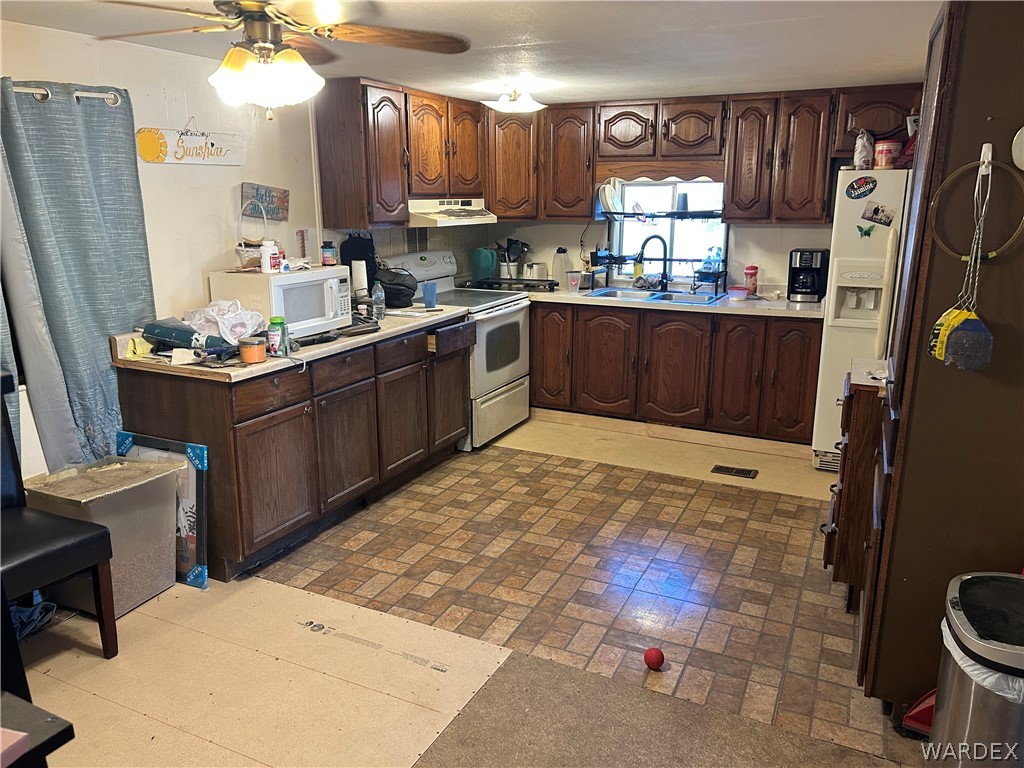 4115 El Paso Road Bullhead City, AZ 86429 - Photo 4 of 8 Kitchen