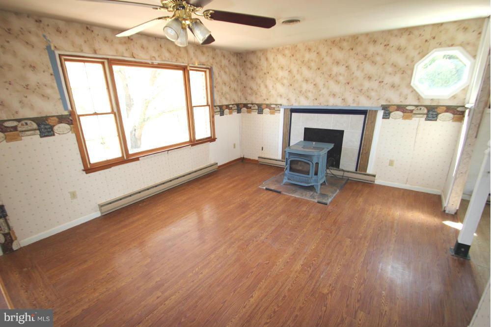 2800 Halter Road Westminster, MD 21158 - Photo 7 of 18 Living Room