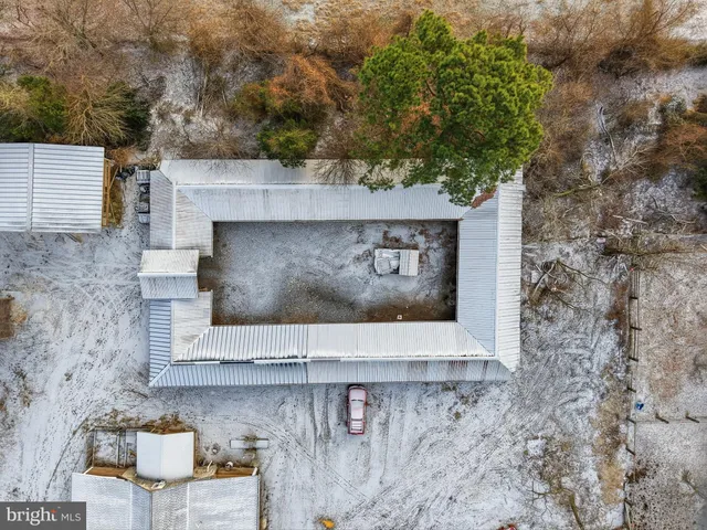 a view of an outdoor space with sitting area
