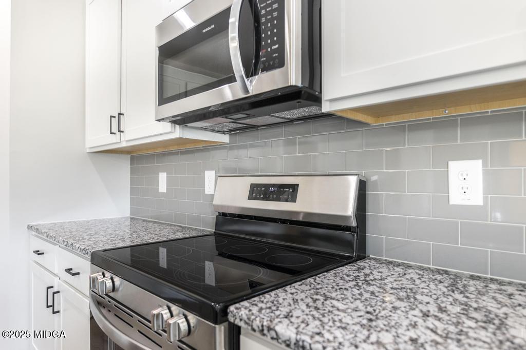 102 Black Birch Road, Unit 83G Perry, GA 31069 - Photo 12 of 31 a kitchen with a stove and a microwave