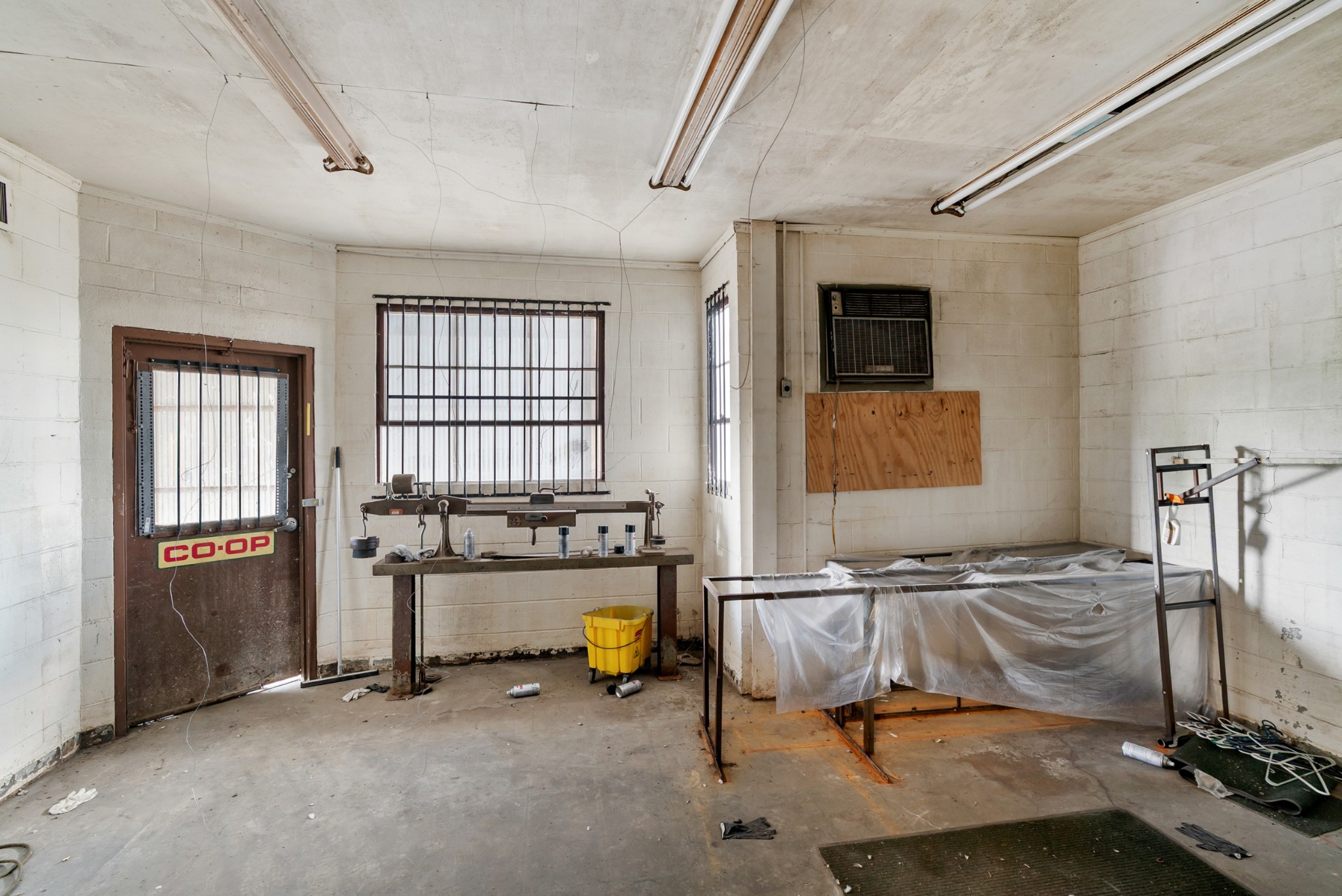 4000 Memorial Boulevard Springfield, TN 37172 - Photo 24 of 40 a bedroom with furniture and a window