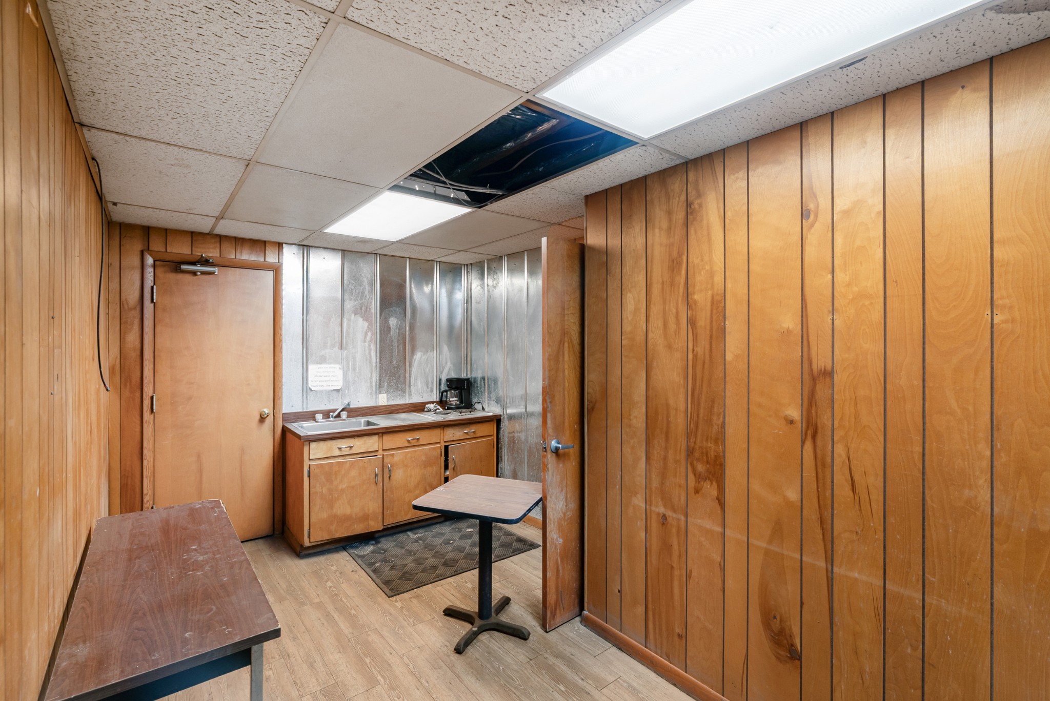 4000 Memorial Boulevard Springfield, TN 37172 - Photo 30 of 40 a very nice looking room with a large window